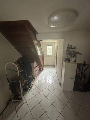 EG Flur mit Treppe zu OG