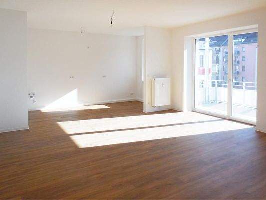 Wohnzimmer mit offener Küche