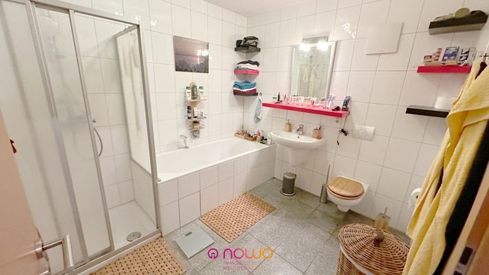 Badezimmer mit Dusche und Wanne