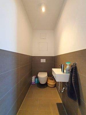 getrenntes WC mit Handwaschbecken