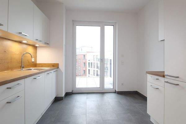 Moderne Küche mit Terrasse