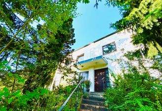 Ihre Doppelhaushälfte von der Straße & Treppe