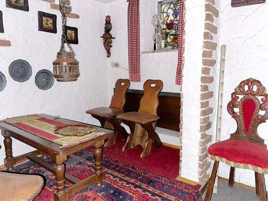 Und gemütlicher Kellerbar.