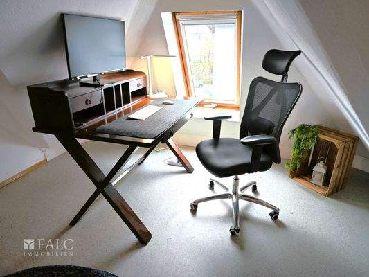 Arbeitsplatz mit Bildschirm und Tastatur