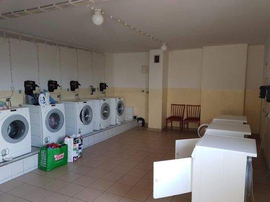 Waschraum mit Münzmaschinen