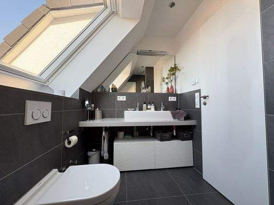 Badezimmer mit Dusche