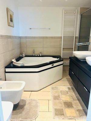 badezimmer mit Whirlpool.jpg