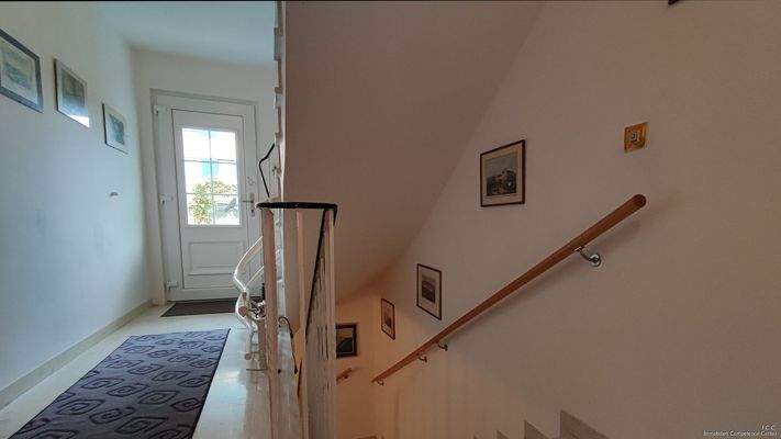 Der Eingangsbereich und das gepflegte Treppenhaus mit Treppenlift zum 1. OG