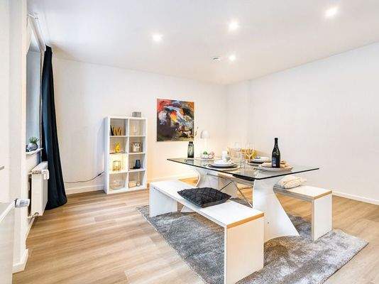 Angrenzender Wohn- und Essbereich