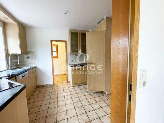 Blick aus dem Esszimmer Richtung Küche und Speisekammer