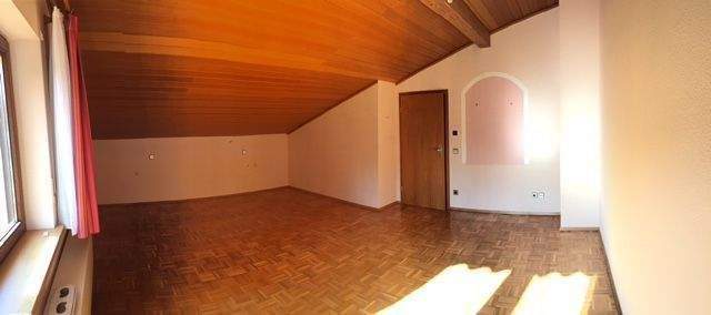 großer Raum im Dachgeschoss