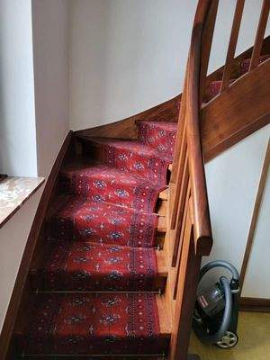 EG Treppe m. Teppich n. oben