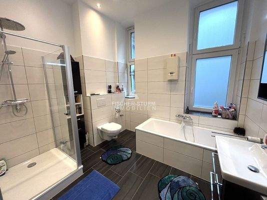 Bad mit Wanne und Dusche