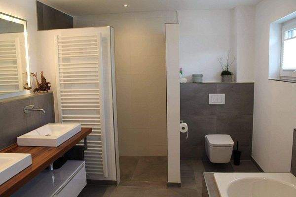 Beispiel für ein modernes Wohlfühl-Bad