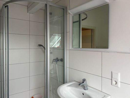 Badezimmer mit Dusche und Wanne