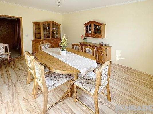 ...nebenan ein helles Ess-oder Gästezimmer