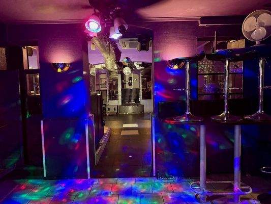 Bunte Bar mit Lichteffekten