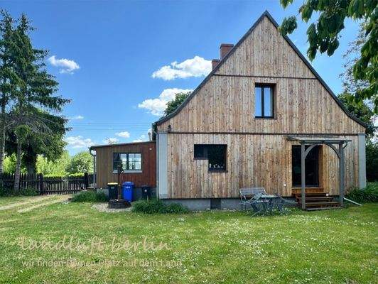 Anblick westliche Hausseite mit Holzschalung der F