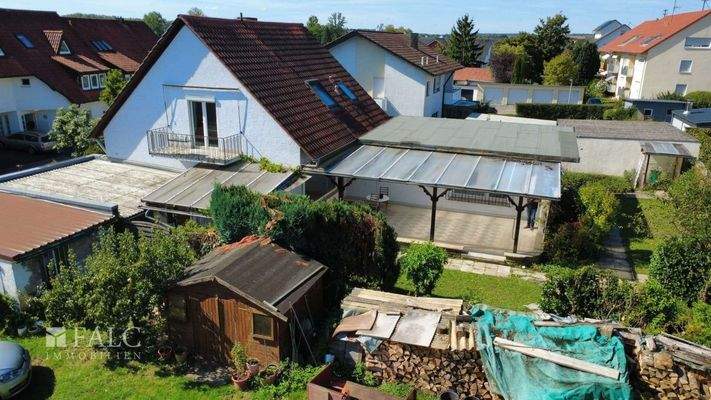 Terrasse Seite mit Gartenhaus