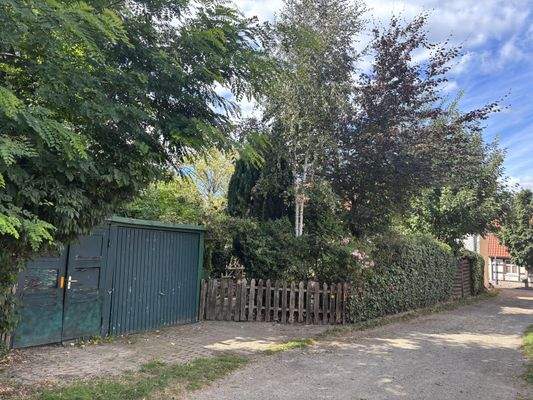 Blick zur Garage und Weg