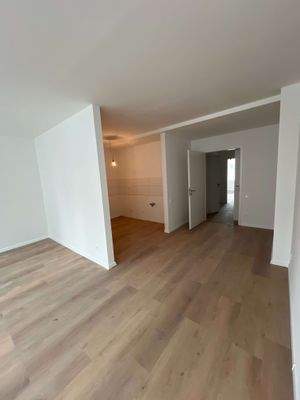 Wohnzimmer mit offener Küch...