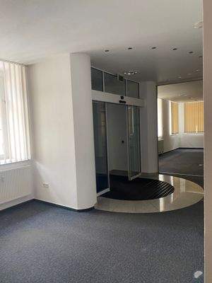 Eingangsbereich von rechter Seite aus.jpg