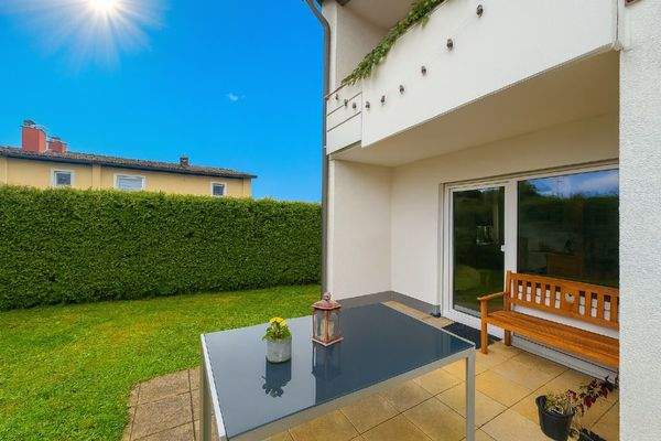 Große, teils überdachte Terrasse