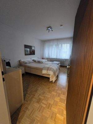 Helles Schlafzimmer mit Bett