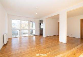 Wohnzimmer mit Zugang zur Terrasse