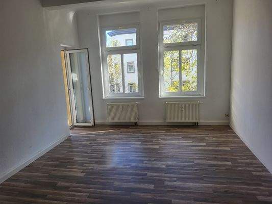 Wohnzimmer mit Balkon