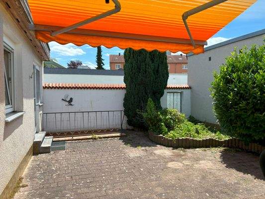 03 Wohnhof abgegrenzt durch Mauer mit Türe.jpg