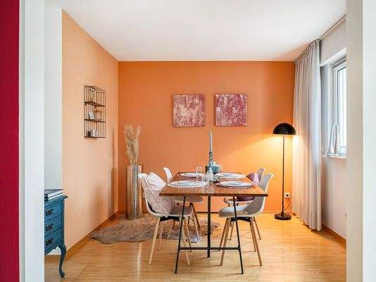 Esszimmer mit Blick ins Grüne