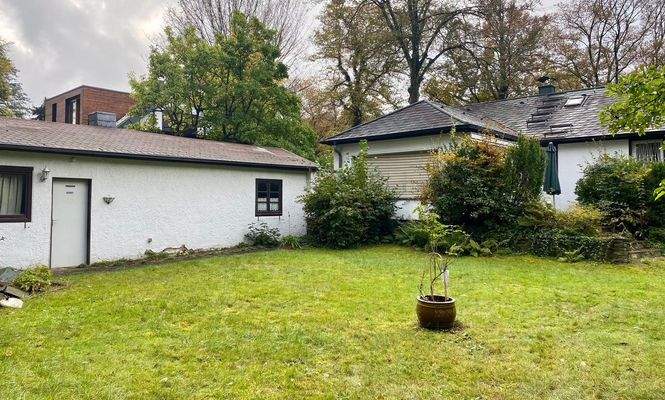 Rückansicht Haus und Garage