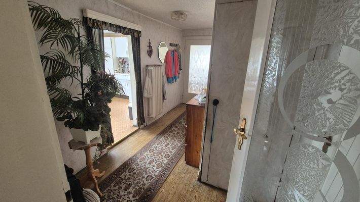 EG-Flur mit Blick in die Küche