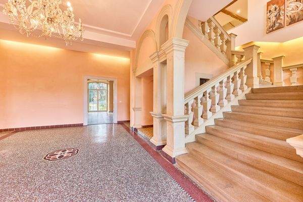 13 Eingangshalle.jpg