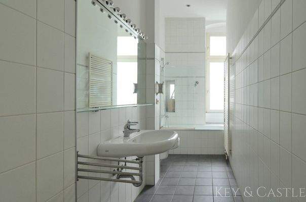 Schönes Badezimmer mit viel Tageslicht