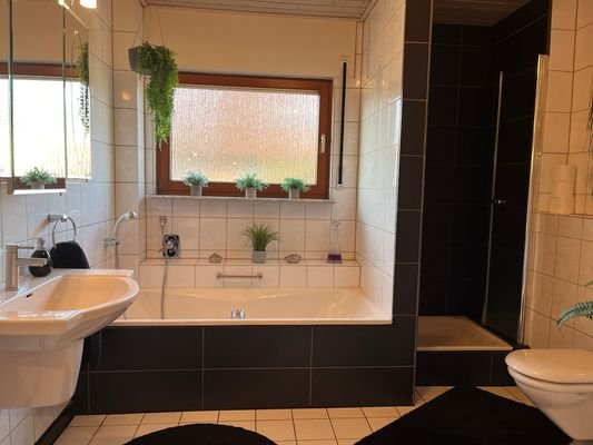 Bad mit Wanne, Dusche, WC