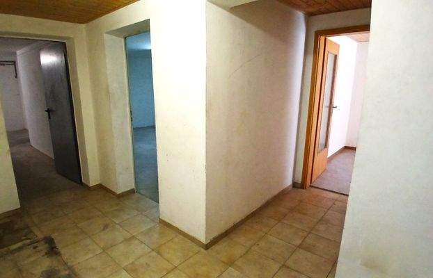 Keller - Flur zu den Räumlichkeiten.jpg