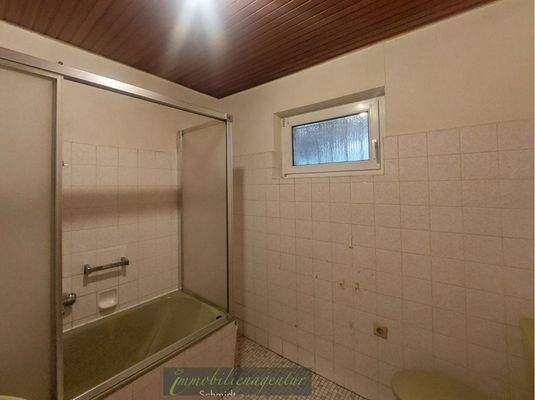 EG Bad mit Wanne WC und Tageslicht