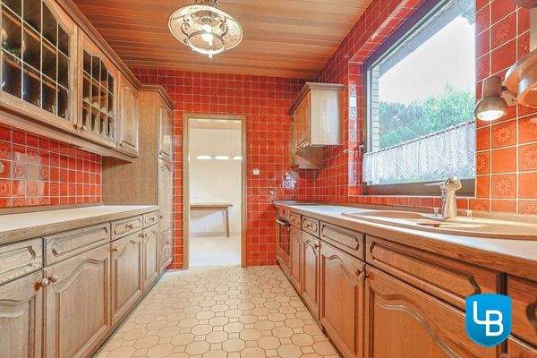 Küche mit Einbauten 