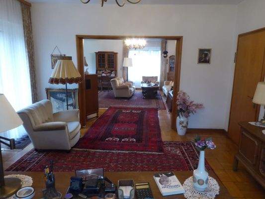 Blick vom Büro/Essen(?) in das Doppelwohnzimmer