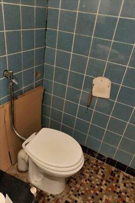 nicht funktionsfähiges Badezimmer im Erdgeschoss