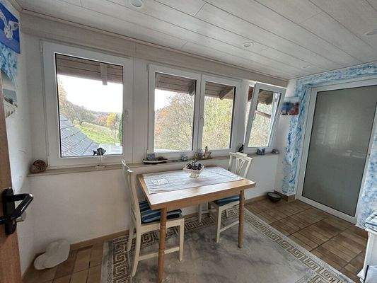 geschlossener Balkon im OG