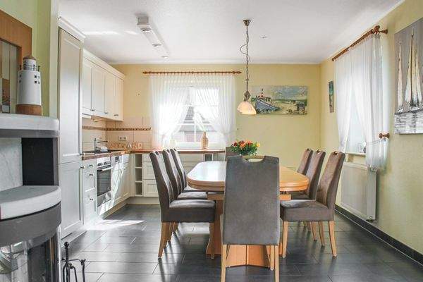 Essbereich mit Blick in die Küche