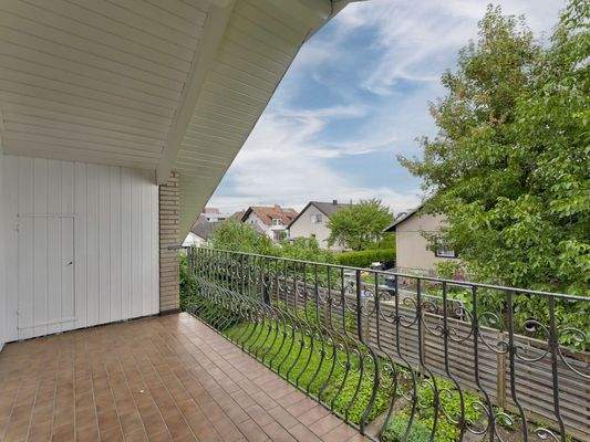 Überdachter Balkon mit Blick in die Nachbarschaft