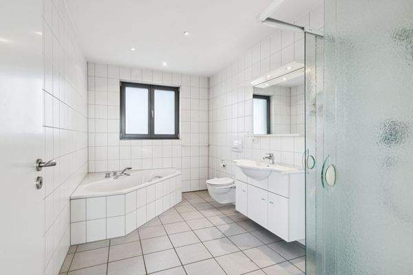 Helles Badezimmer mit Eckbadewanne