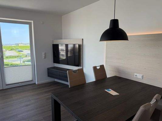 Moderner Wohnbereich mit Zugang zum Balkon