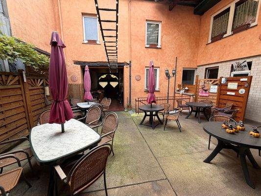 Gaststätte Erdgeschoss Terrasse.jpg