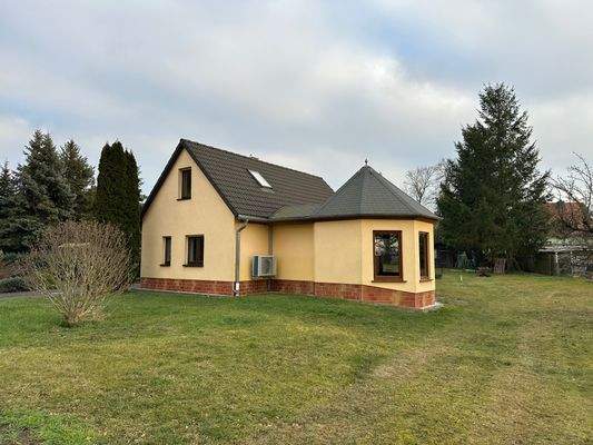 Hausansicht mit Wintergarten