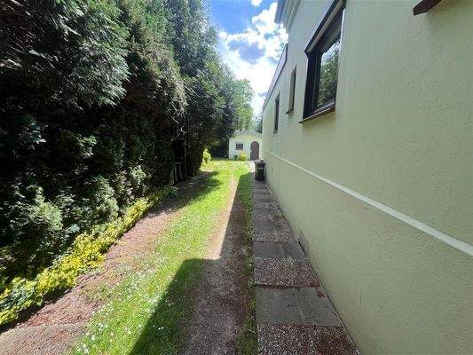 Ansicht Einfahrt zum Garten und zum Nebengebäude 